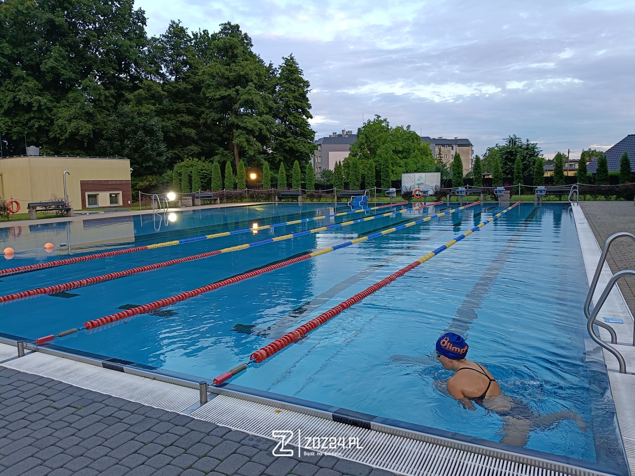 news 2025 07 nocne plywanie na basenie w zdzieszowicach 03