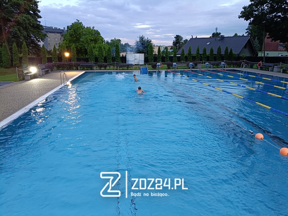 news 2025 07 nocne plywanie na basenie w zdzieszowicach 06