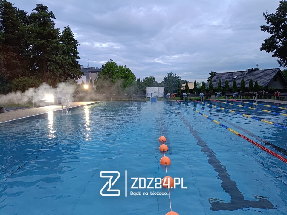 news 2025 07 nocne plywanie na basenie w zdzieszowicach 07
