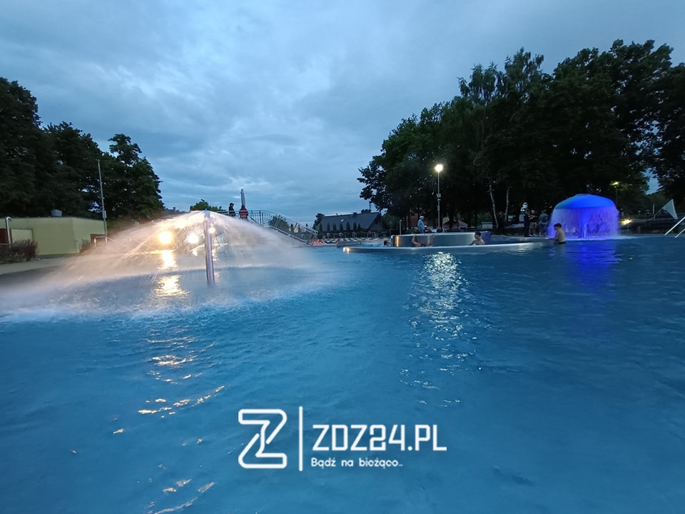 news 2025 07 nocne plywanie na basenie w zdzieszowicach 08