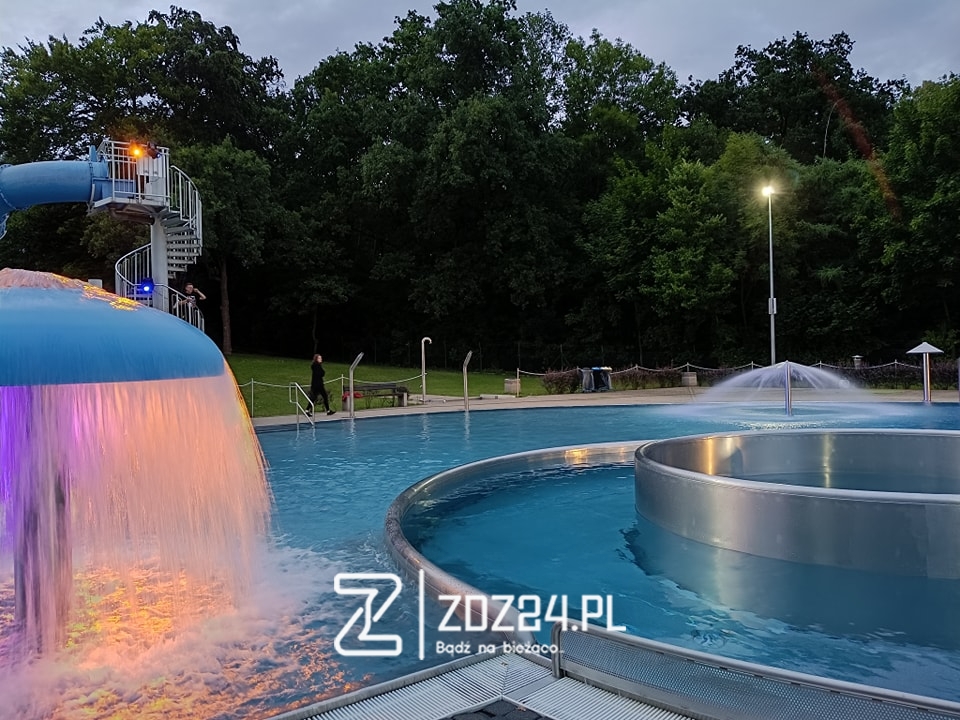 news 2025 07 nocne plywanie na basenie w zdzieszowicach 09