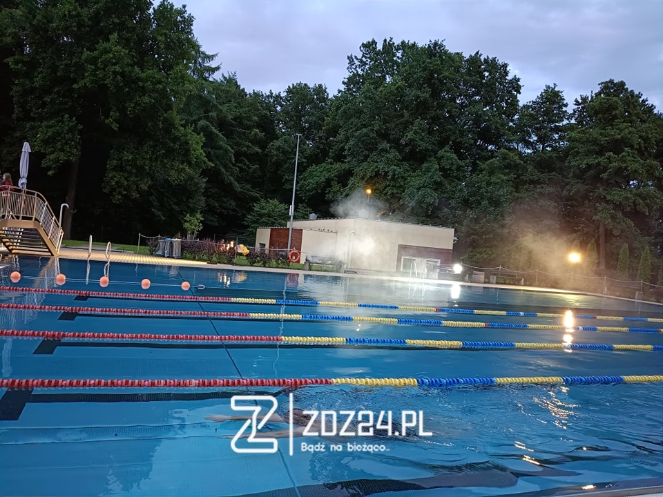 news 2025 07 nocne plywanie na basenie w zdzieszowicach 10