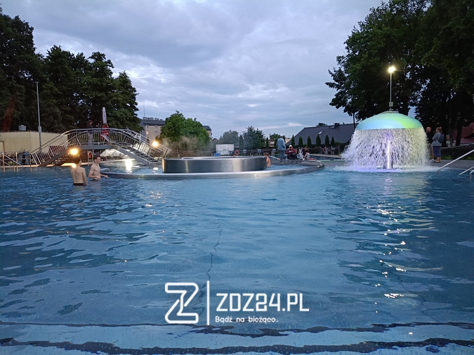 news 2025 07 nocne plywanie na basenie w zdzieszowicach 11