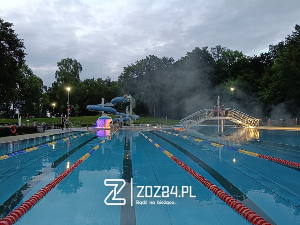 news 2025 07 nocne plywanie na basenie w zdzieszowicach 12