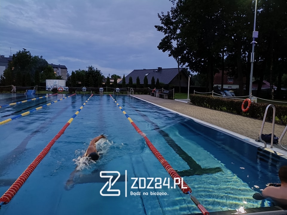 news 2025 07 nocne plywanie na basenie w zdzieszowicach 13