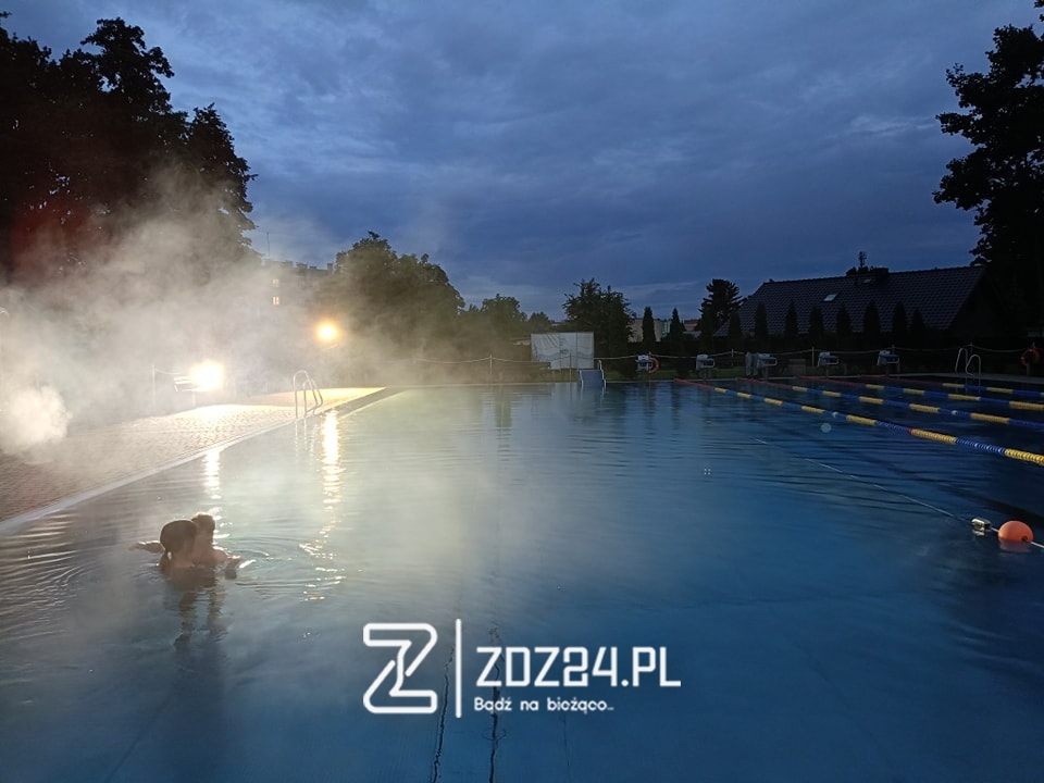 news 2025 07 nocne plywanie na basenie w zdzieszowicach 14