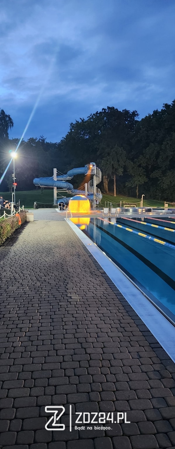 news 2025 07 nocne plywanie na basenie w zdzieszowicach 17